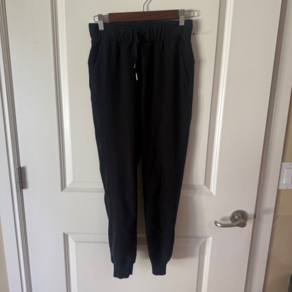 Lululemon On The Fly Joggers Women's Size 2 Black Drawstring Elastic Waist sport - Picture 2 of 6